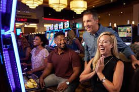 Nex8 Slot Myanmar Online Casino Platform — ကစားသမားများ Casino နှင့် Slots ဂိမ်း ကစားနေသောမြင်ကွင်း